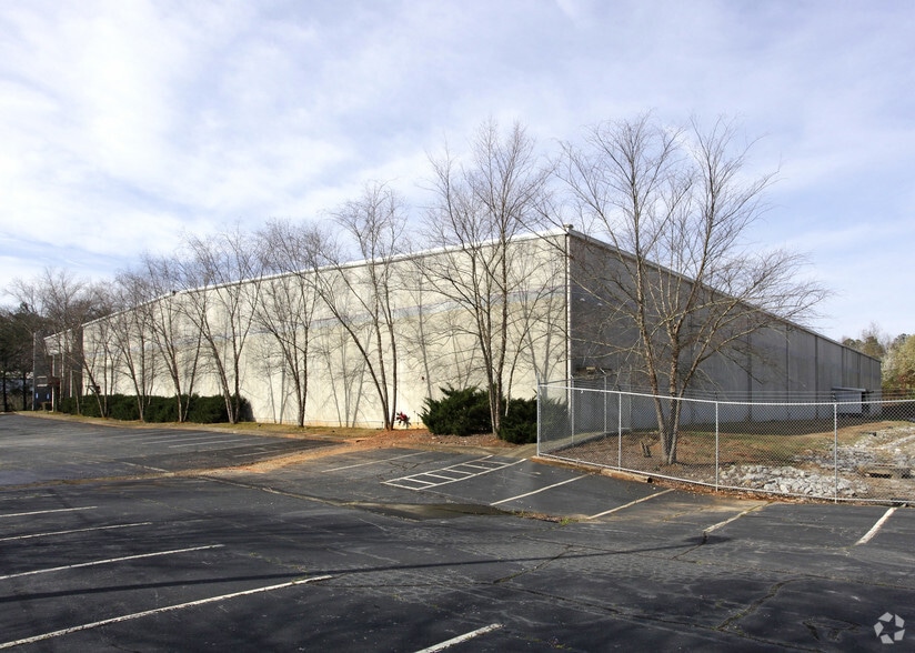 105 N Christopher Ct, Newnan, GA à louer - Photo du bâtiment - Image 2 de 6