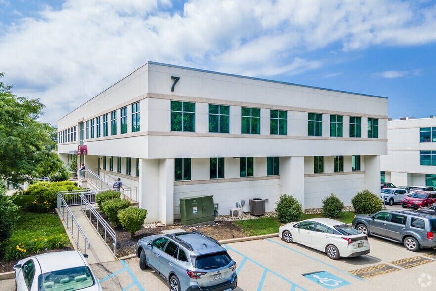 7 E Skippack Pike, Ambler, PA à vendre - Photo du bâtiment - Image 2 de 6