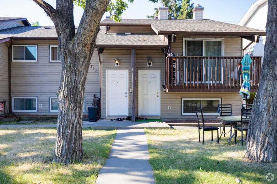 7511 41 Av NW, Calgary, AB à vendre - Photo du bâtiment - Image 3 de 3
