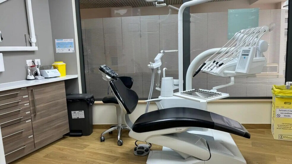 Retail in Viroflay for lease - Interior Photo - Image 2 of 12