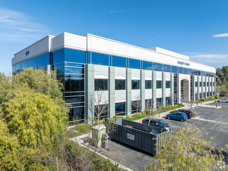 25124 Springfield Ct, Valencia, CA à louer - Photo du bâtiment - Image 2 de 12