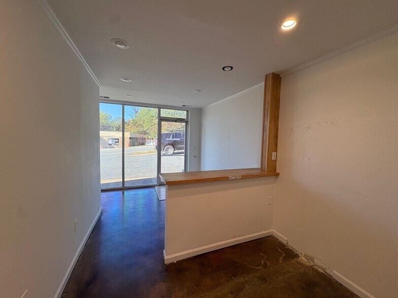 2116 Berkmar Dr, Charlottesville, VA for lease - Interior Photo - Image 2 of 7