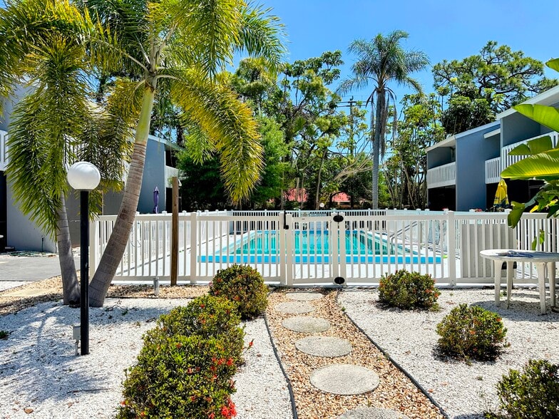 2740-2748 Proctor Rd, Sarasota, FL à vendre - Photo du bâtiment - Image 3 de 11