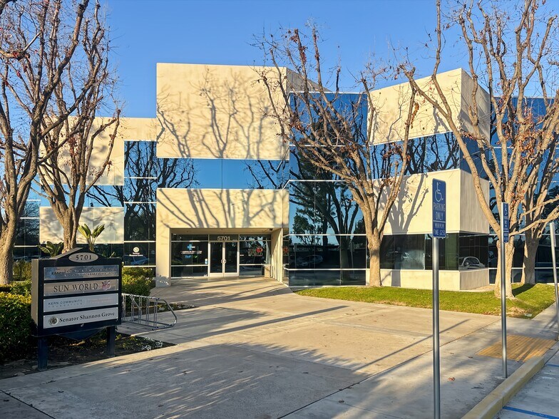5701 Truxtun Ave, Bakersfield, CA à louer - Photo du bâtiment - Image 2 de 14