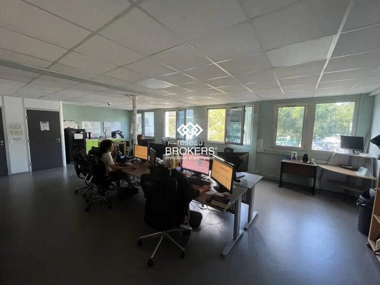 Industrial in Marseille for lease - Interior Photo - Image 2 of 8