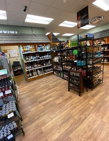 108-112 Telegraph Rd, Middleport, NY for sale - Building Photo - Image 2 of 9