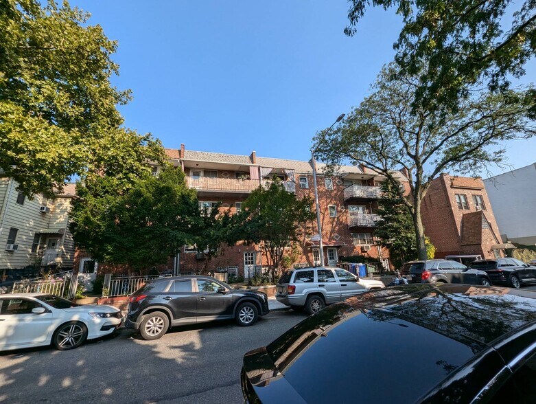 4309 54th St, Woodside, NY à vendre - Photo du bâtiment - Image 1 de 11
