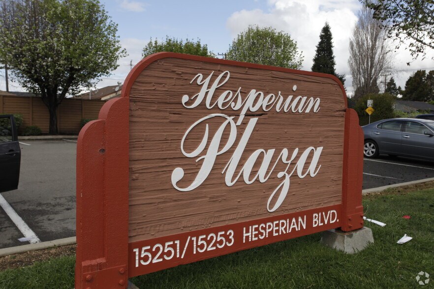 15251 Hesperian Blvd, San Leandro, CA à louer - Photo du bâtiment - Image 3 de 3