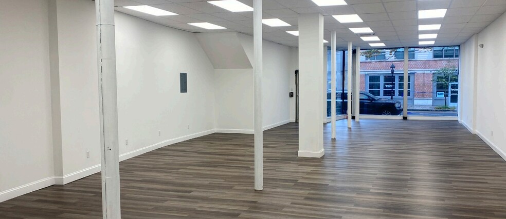 46-48 W Main St, Riverhead, NY for lease - Interior Photo - Image 2 of 6