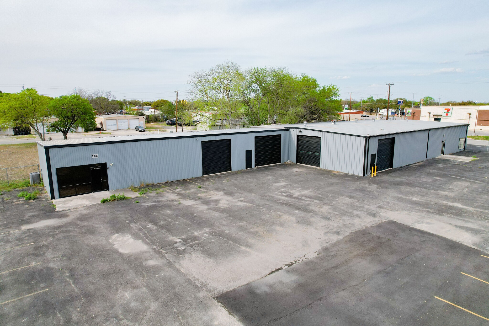 205 W Byrd Blvd, Universal City, TX for lease Building Photo- Image 1 of 13