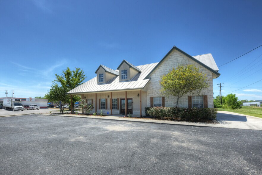 1492 S Seguin Ave, New Braunfels, TX à louer - Photo du bâtiment - Image 3 de 27