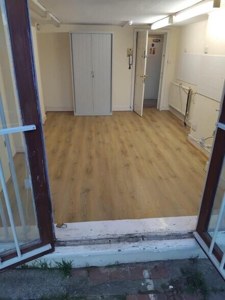 16-18 Pampisford Rd, Purley à louer - Photo du bâtiment - Image 1 de 10