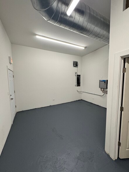 3810 W North Ave, Chicago, IL for lease - Interior Photo - Image 2 of 5