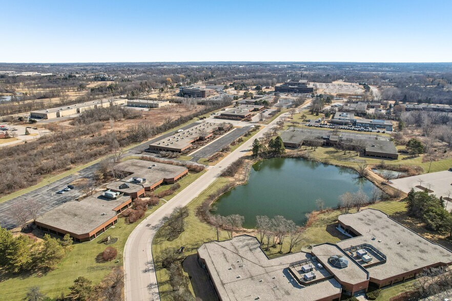 11950 W Lake Park Dr, Milwaukee, WI à vendre - Photo du bâtiment - Image 2 de 31