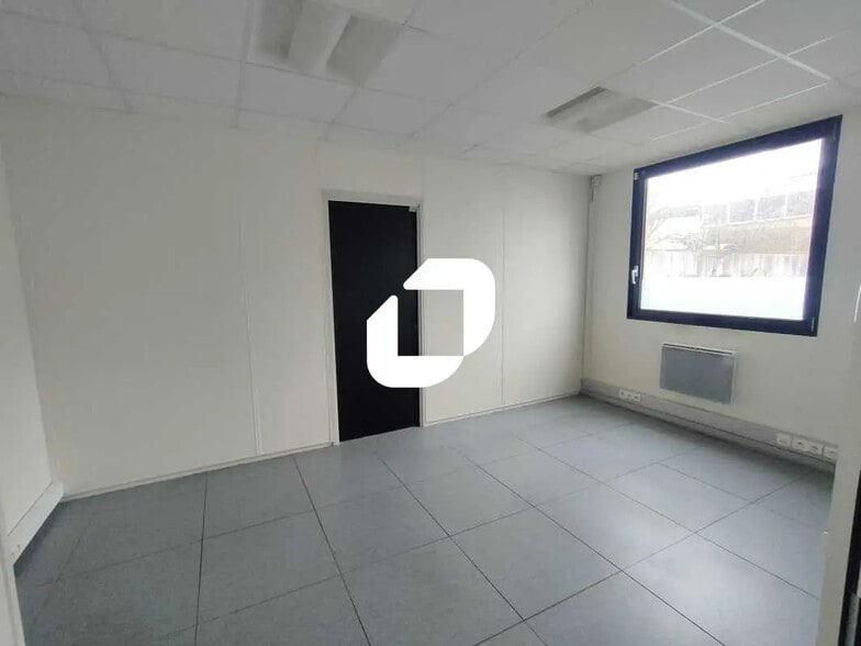 3 Bis Rue Du Petit Robinson, Jouy-en-Josas for lease - Interior Photo - Image 3 of 10