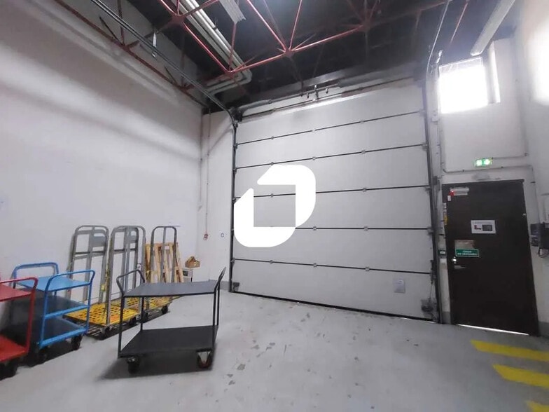 Flex in Montigny-le-Bretonneux for lease - Interior Photo - Image 3 of 22