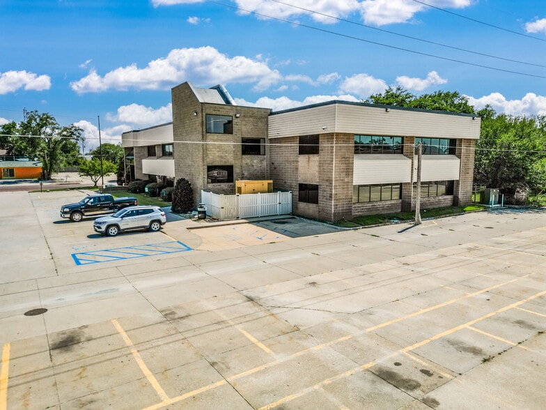500 W 1 St Ave, Hutchinson, KS for sale - Building Photo - Image 2 of 71
