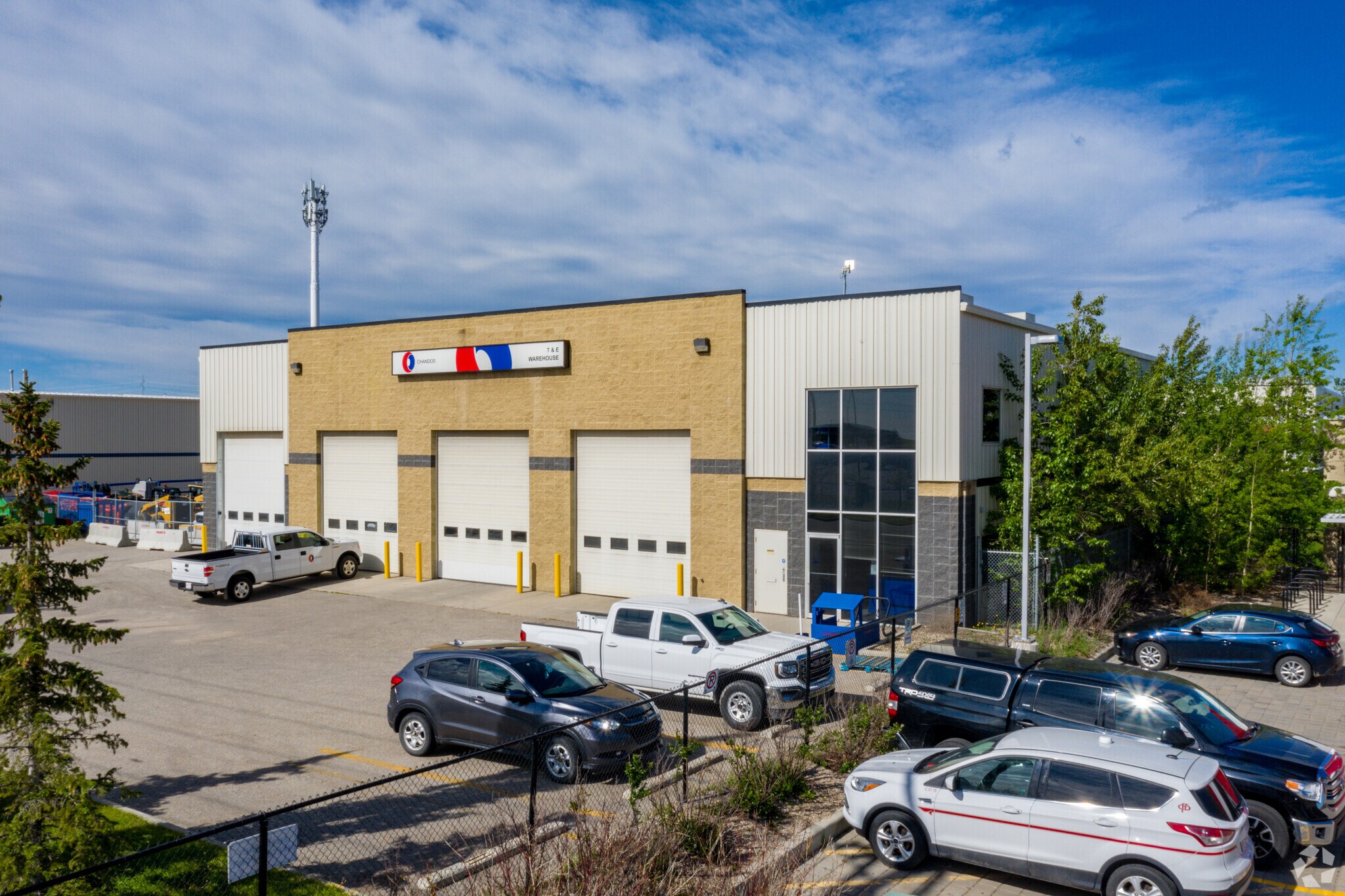 11525 42nd St SE, Calgary, AB for sale Primary Photo- Image 1 of 1