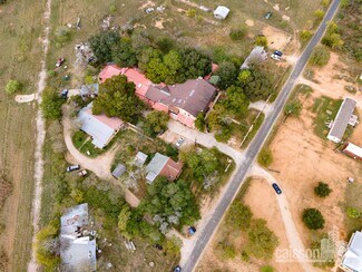 Plus de détails pour 4061 County Road 676, Devine, TX - Multi-résidentiel à vendre