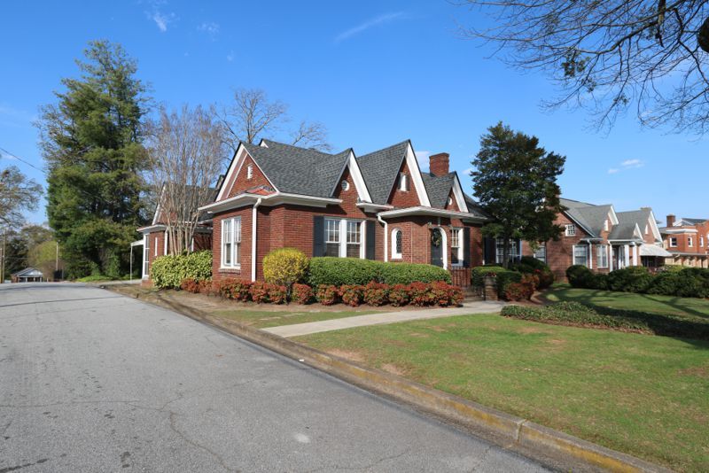 106 W Church St, Greer, SC à louer - Photo du bâtiment - Image 3 de 12