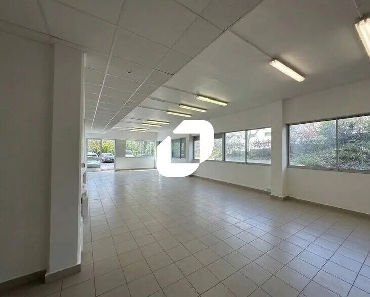 Flex in Palaiseau for lease - Interior Photo - Image 2 of 10