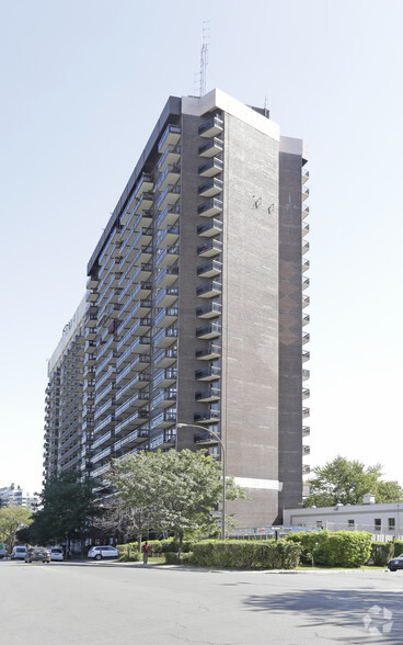 6530-6584 Rue Sherbrooke O, Montréal, QC à louer - Photo du bâtiment - Image 2 de 2