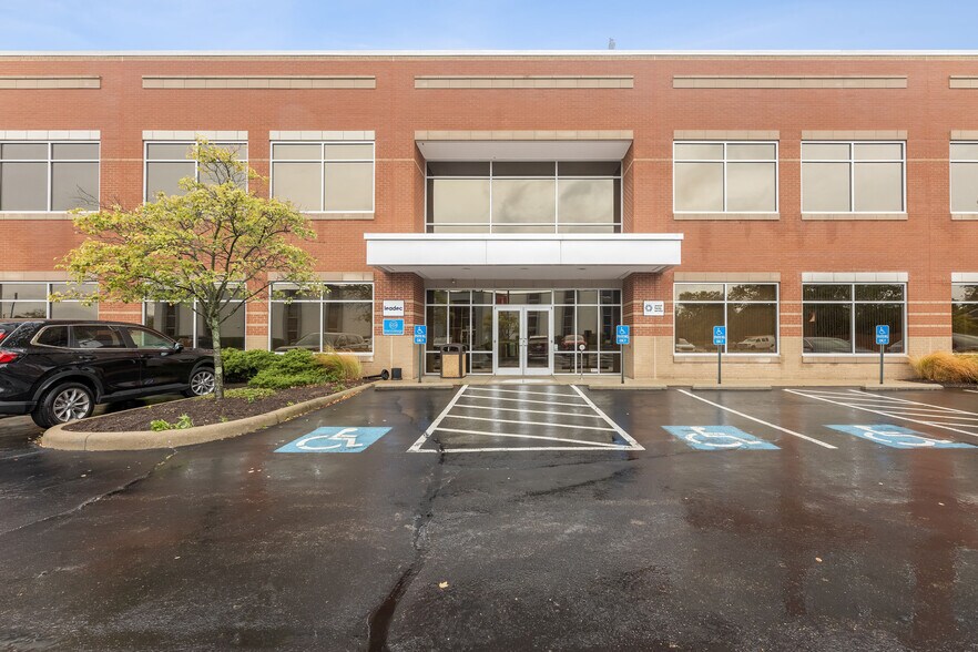 9395 Kenwood Rd, Blue Ash, OH à louer - Photo du bâtiment - Image 3 de 15