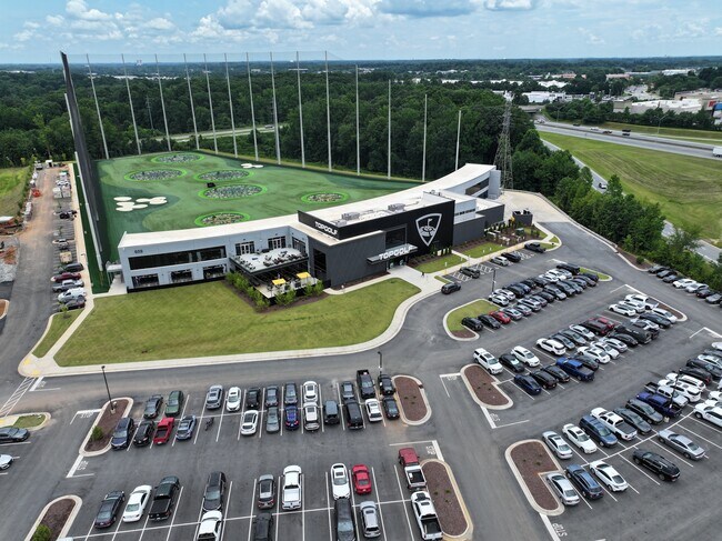 Plus de détails pour 609 Guilford College Rd, Greensboro, NC - Sports et divertissement à vendre