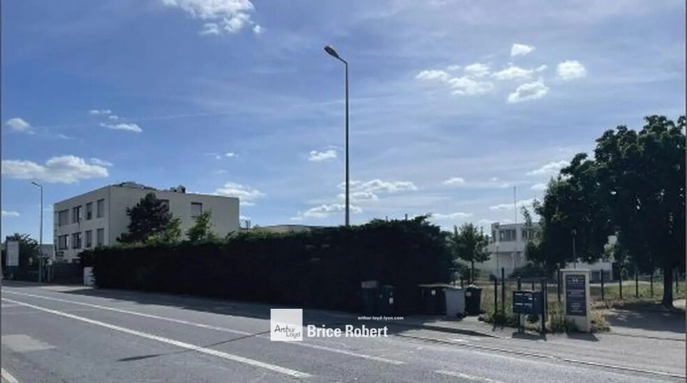 56 Avenue Du Progrès, Chassieu à vendre - Photo du bâtiment - Image 2 de 4