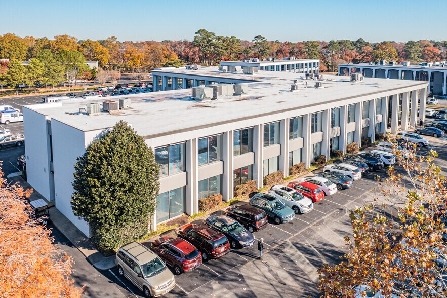 6350 Center Dr, Norfolk, VA à louer - Photo du bâtiment - Image 2 de 4