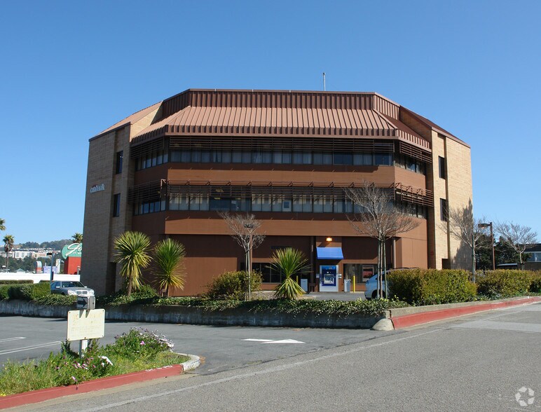 950 John Daly Blvd, Daly City, CA à louer - Photo du bâtiment - Image 3 de 4