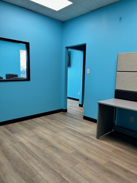 11435-11459 156 St NW, Edmonton, AB à louer - Photo intérieure - Image 3 de 12