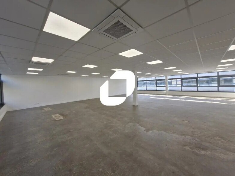 Flex in Croissy-Beaubourg for lease - Interior Photo - Image 1 of 7