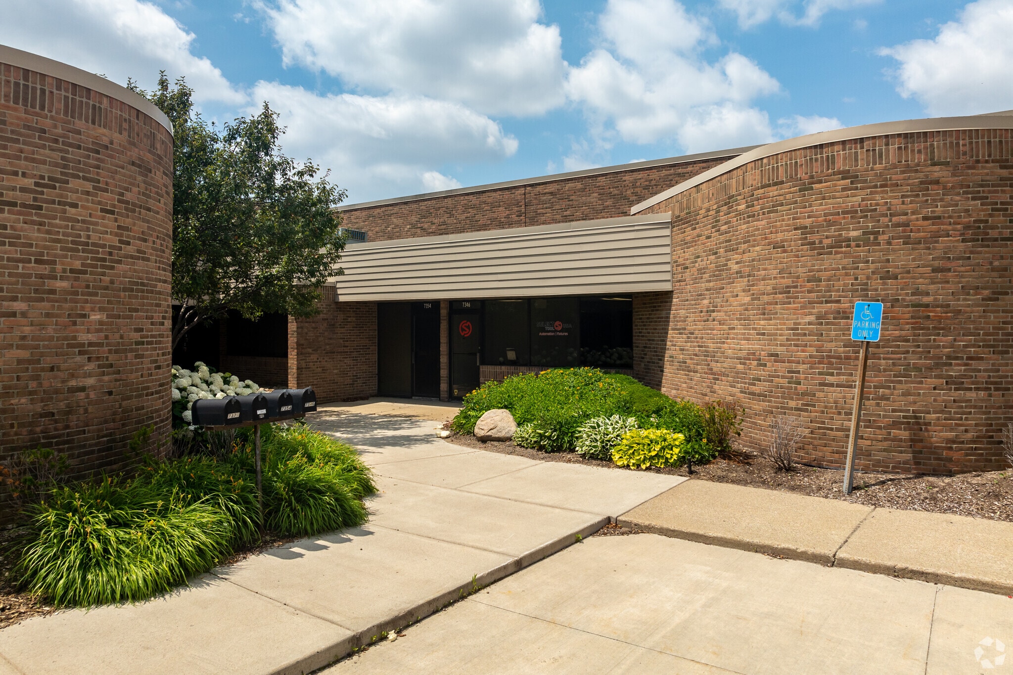 7314-7515 19 Mile Rd, Sterling Heights, MI for lease Primary Photo- Image 1 of 7