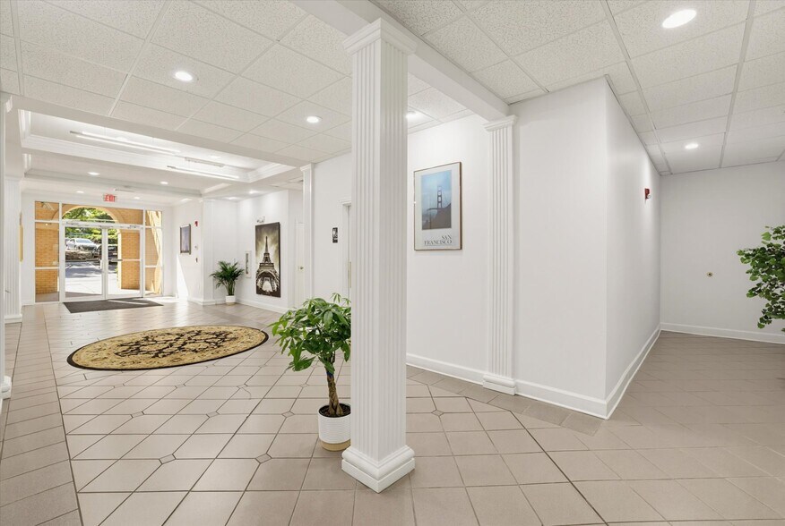 2457 Care Dr, Tallahassee, FL à louer - Photo du bâtiment - Image 2 de 36