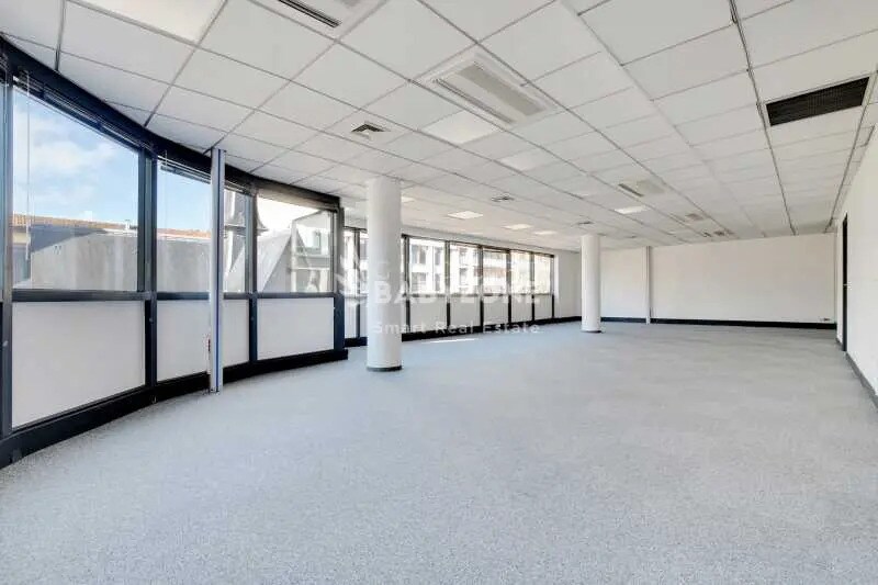 Office in Levallois-Perret for lease - Interior Photo - Image 3 of 12