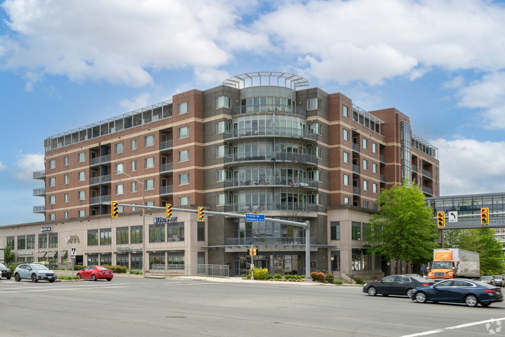 8191 Strawberry Ln, Falls Church, VA à louer Photo principale- Image 1 de 8