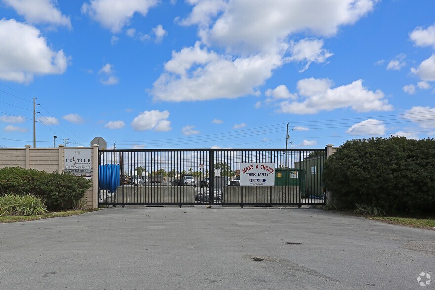 12710 NW South River Dr, Medley, FL à louer - Photo du bâtiment - Image 2 de 3