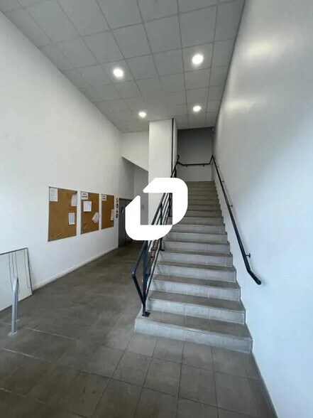 Flex dans Romainville à louer - Photo du bâtiment - Image 3 de 23