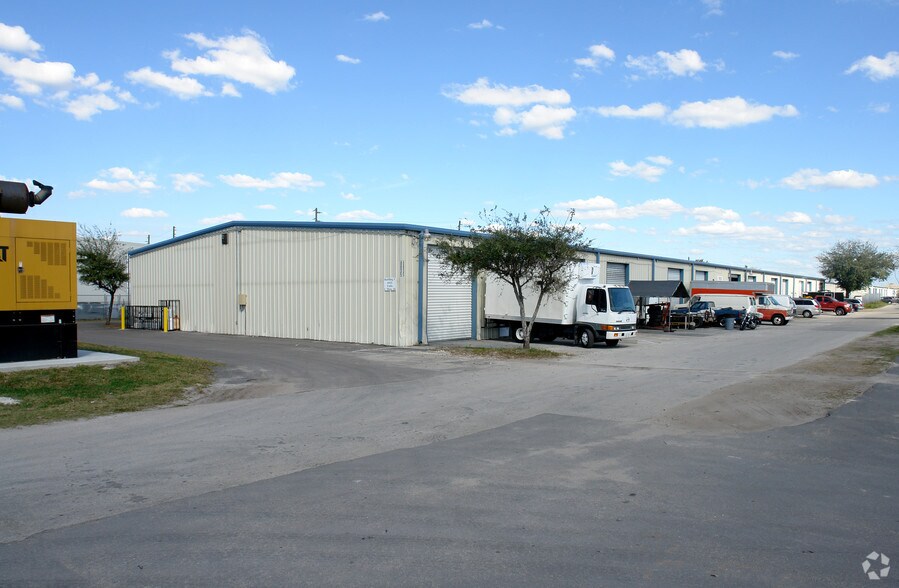 6835 Narcoossee Rd, Orlando, FL à louer - Photo du bâtiment - Image 2 de 5