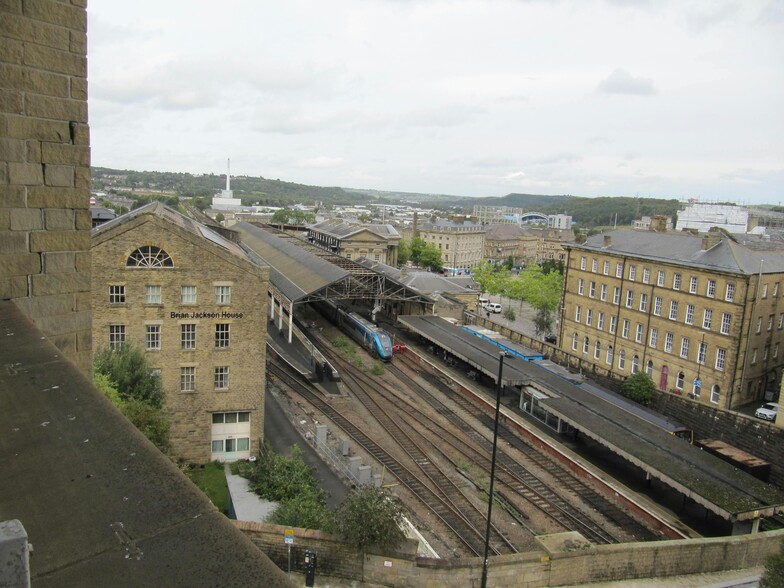 2 Trinity St, Huddersfield à louer - Photo du bâtiment - Image 3 de 8