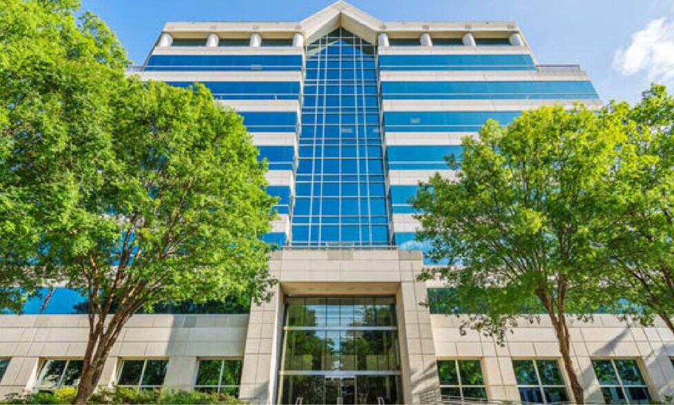3200 Beechleaf Ct, Raleigh, NC à louer - Photo principale - Image 1 de 11