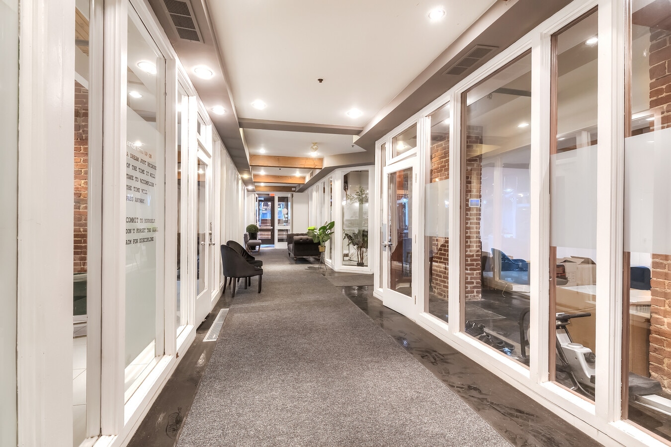 387 Rue Saint-Paul O, Montréal, QC H2Y 2A7 - Unit 102 -  - Interior Photo - Image 1 of 6