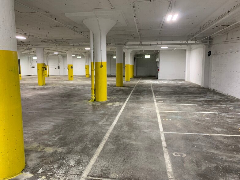 2203 W Michigan St, Milwaukee, WI for lease - Interior Photo - Image 2 of 22