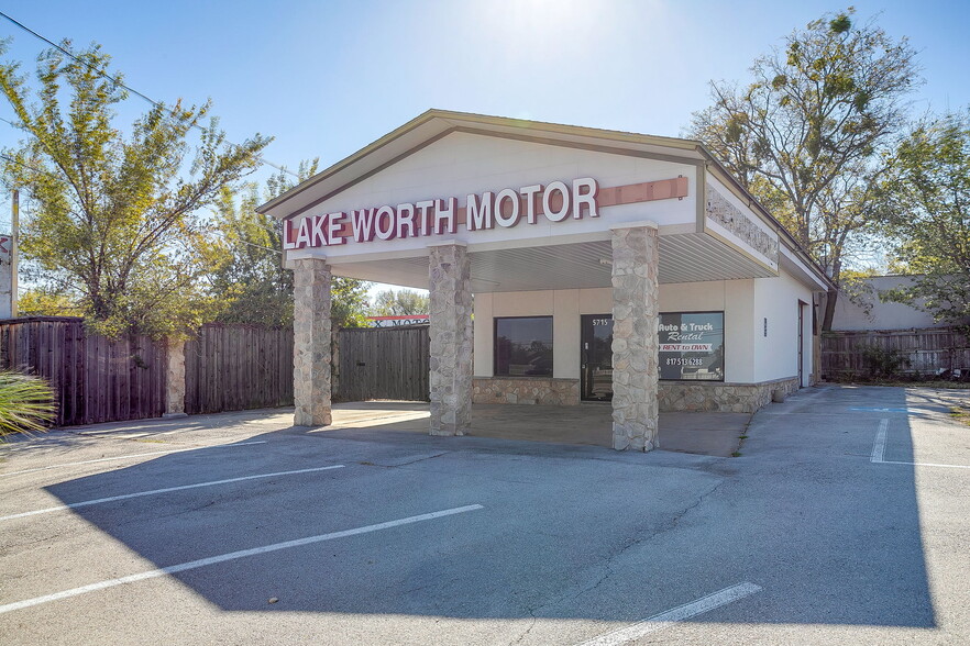 5715 Azle Ave, Fort Worth, TX à louer - Photo du bâtiment - Image 3 de 17