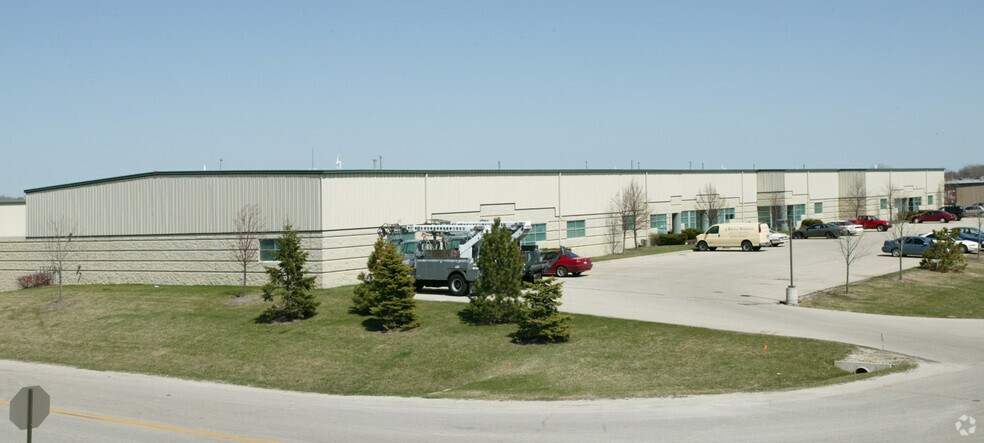 S84W18740-S84W18768 Enterprise Dr, Muskego, WI à louer - Photo du bâtiment - Image 2 de 18