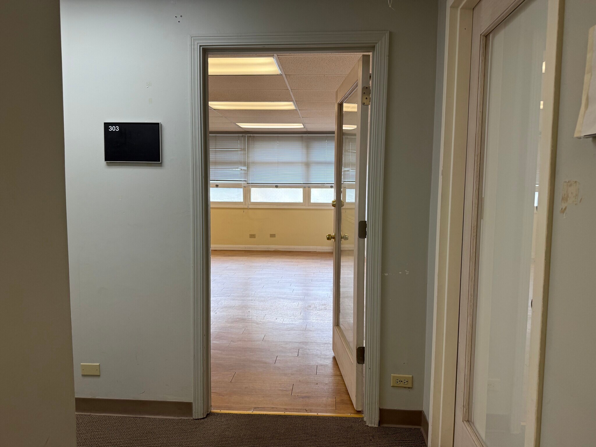 307 Lewers St, Honolulu, HI for lease Interior Photo- Image 1 of 5