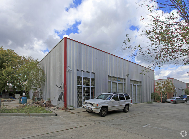 Richmond Business Center portefeuille de 2 propriétés à vendre sur LoopNet.ca - Photo principale - Image 1 de 2