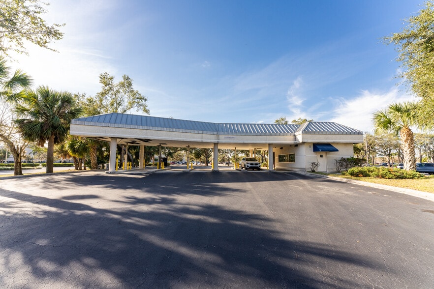 18501 Murdock Cir, Port Charlotte, FL à louer - Photo du bâtiment - Image 3 de 5
