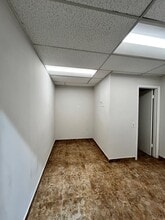 2696 NW 31st Ave, Lauderdale Lakes, FL à louer Photo intérieure- Image 2 de 8